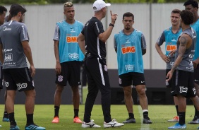 Tiago Nunes e elenco no treino desta manh no CT Joaquim Grava