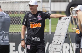Treinador Tiago Nunes no treino desta manhã no CT Joaquim Grava