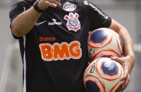 Treinador Tiago no treino desta manhã no CT Joaquim Grava