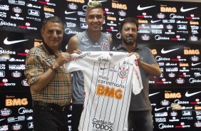 Kalil, Cantillo e Dulio na apresentao oficial do jogador no CT