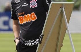 Técnico Tiago Nunes estuda tática no treino desta manhã no CT