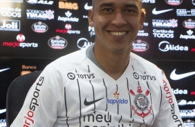 Victor Cantillo é oficialmente apresentado no CT Joaquim Grava