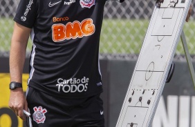 Técnico Tiago Nunes no treino desta manhã no CT Joaquim Grava