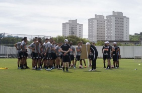 Elenco do Corinthians reunido no treino desta manh no CT Joaquim Grava