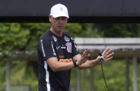 Professor Tiago no treino desta manhã no CT Joaquim Grava