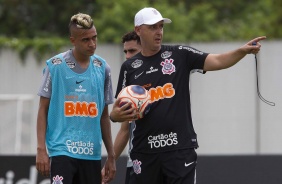 Cantillo e Tiago Nunes no treino desta manh no CT Joaquim Grava