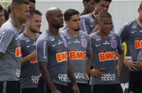 Elenco do Corinthians no treino deste sbado no CT Joaquim Grava
