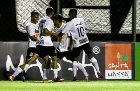 Jogadores do Timãozinho comemorando gol contra o Juventude