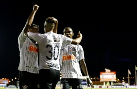 Elenco do Timozinho comemora gol contra o Juventude