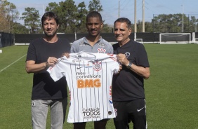 Dav  oficialmente jogador do Corinthians