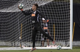 Goleiro Matheus no treino desta sexta-feira em solo americano