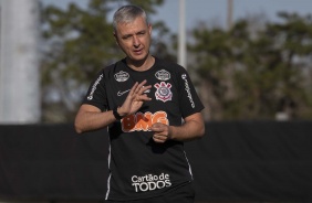 Tcnico Tiago Nunes no treino desta sexta-feira em solo americano