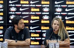Arthur Elias e Andressinha na coletiva de imprensa do elenco feminino do Corinthians