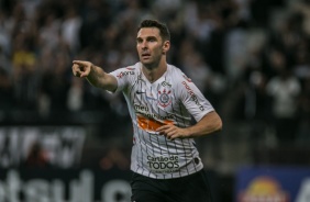 Boselli comemora o terceiro gol do Corinthians na partida contra o Botafogo-SP