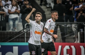 Boselli e Luan comemoram o primeiro gol do Corinthians na partida