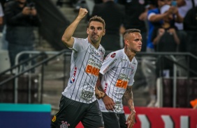 Mauro Boselli e Luan comemoram o primeiro gol do Corinthians na partida