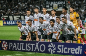 Time titular do Corinthians na tradicional foto antes da estreia do Paulistão