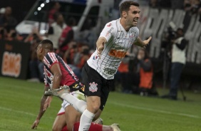 Boselli comemorando um dos seus gols contra o Botafogo-SP, pelo Campeonato Paulista