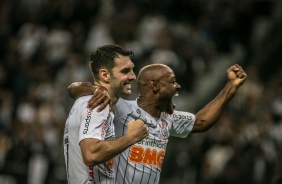 Boselli e Love comemoram o quarto gol do Corinthians na vitória