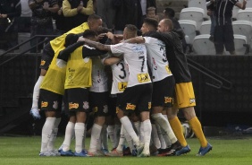 Elenco do Corinthians comemora vitória sobre o Botafogo-SP, pelo Paulistão