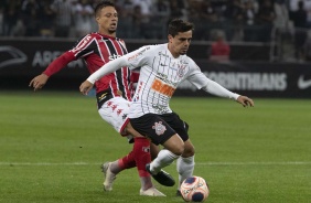 Fagner em jogada contra o Botafogo-SP, pela estreia do Paulista 2020