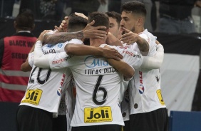 Jogadores do elenco comemoram vitória contra o Botafogo-SP, pela estreia do Paulista