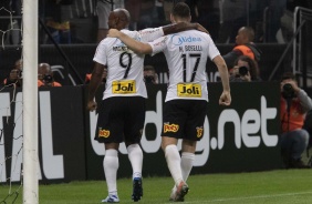 Love e Boselli comemorando gol contra o Botafogo-SP, pelo Paulistão