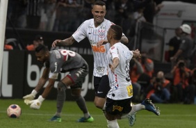 Luan e Janderson comemorando o gol do meia contra o Botafogo-SP, pelo Paulisto