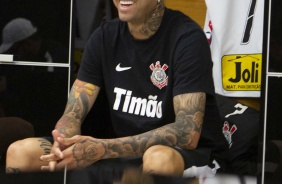 Luan no vestirio da Arena Corinthians antes do jogo contra o Botafogo-SP