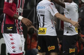 Mauro Boselli e Vagner Love comemorando gol do argentino contra o Botafogo-SP