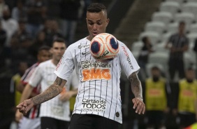 Meia Luan no jogo contra o Botafogo-SP, pelo Campeonato Paulista