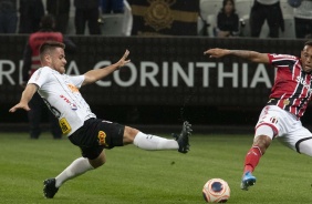 Ramiro lutou até o fim na jogada que deu o primeiro gol a Mauro Boselli, contra o Botafogo-SP