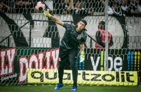 Cássio no aquecimento antes da partida contra o Botafogo-SP