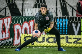 Cássio se aquecendo para encarar o Botafogo-SP, pelo Paulistão