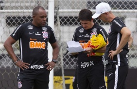 Comisso tcnica do Corinthians no treino deste sbado no CT Joaquim Grava