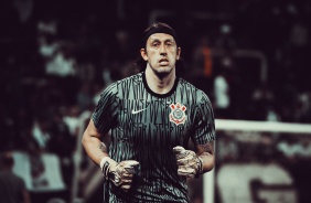 Goleiro Cássio se aquece para duelo contra o Botafogo-SP