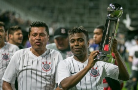 Índio e Edílson exibem a taça do primeiro Mundial conquistado pelo Corinthians