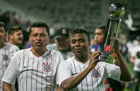 ndio e Edlson exibem a taa do primeiro Mundial conquistado pelo Corinthians