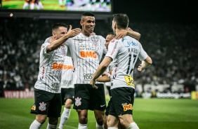 Ramiro, Richard e Boselli comemorando o gol do argentino contra o Botafogo-SP