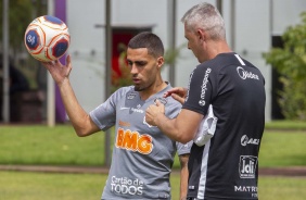 Volante Gabriel e Tiago Nunes no treino deste sbado no CT Joaquim Grava