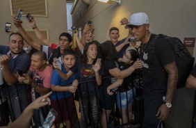 Gustagol tira foto com torcedores na chegada do time em São José do Rio Preto