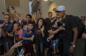Gustagol tira foto com torcedores na chegada do time em So Jos do Rio Preto