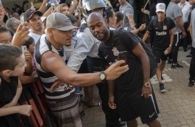 Love tira foto com torcedores na chegada do time em São José do Rio Preto