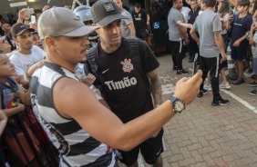 Luan tira foto com torcedores na chegada do time em So Jos do Rio Preto