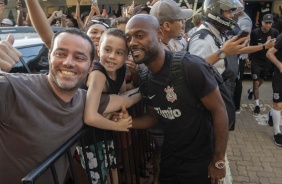 Vagner Love tira foto com torcedores na chegada do time em So Jos do Rio Preto
