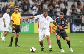 Vampeta em disputa de bola durante o jogo festivo na Arena Corinthians