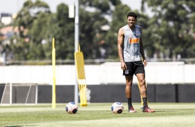 Atacante Gustavo em treino no CT Joaquim Grava