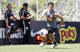 Comissão técnica observa Mateus Vital em treinamento