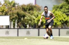 Gabriel, volante do Corinthians, participa de treino no CT Joaquim Grava