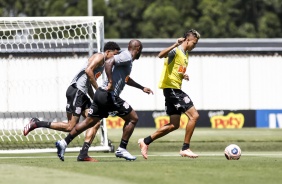 Gustavo, Love e Cantillo participam de treino no CT Joaquim Grava